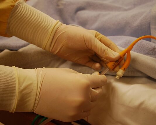 Kto wymienia cewnik w domu?