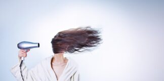 Czy zbyt rzadkie mycie włosów szkodzi?