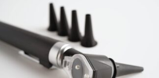 Jakie urządzenia okulistyczne są kluczowe w diagnostyce osób starszych