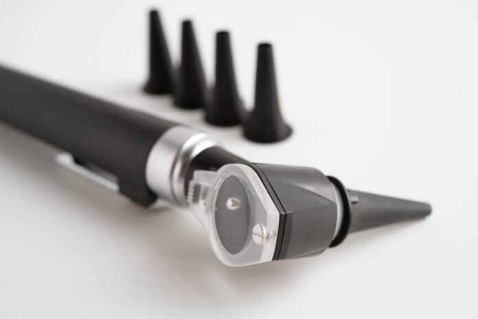 Jakie urządzenia okulistyczne są kluczowe w diagnostyce osób starszych